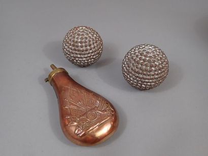 Paire de boules de pétanques anciennes cloutées...