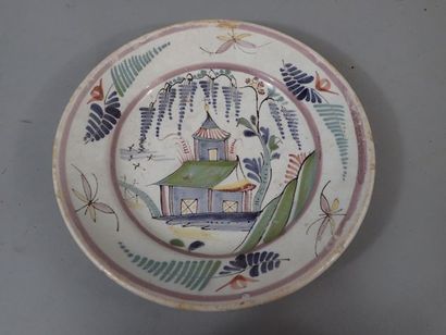 * Assiette creuse en faïence à décors de...