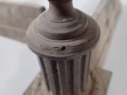 Paire de chenet à la colonne cannelée surmontée...