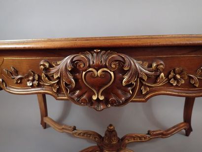 Table de milieu en bois sculpté et rehauts...