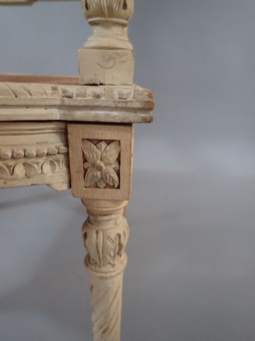 Fauteuil en bois relaqué blanc à dossier...
