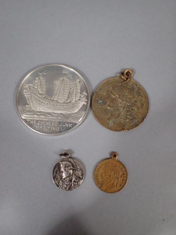Lot de médailles comprenant une médaille...