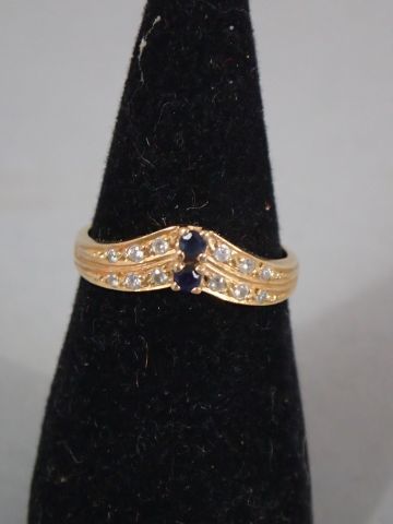 Bague en or jaune 18K sertie de pierres blanches...