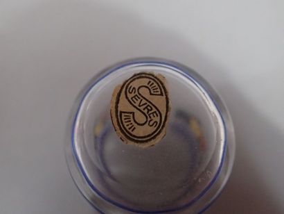 SEVRES, plateau à liqueurs en cristal à décors...