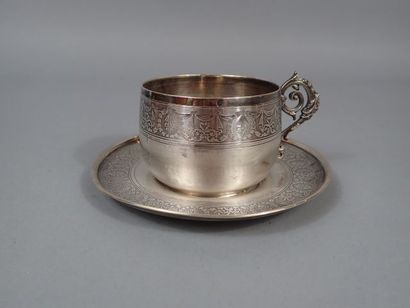 Déjeuner et sa sous-tasse en argent à décor...