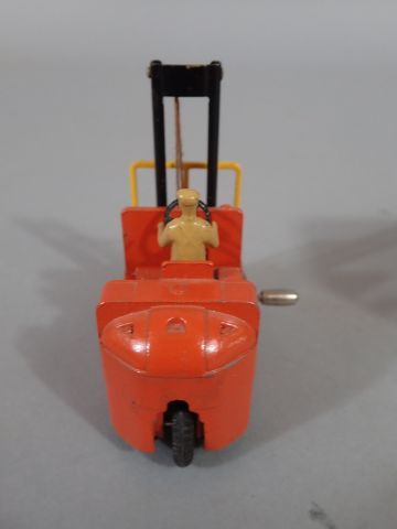 *DINKY TOYS France ref 597. Chariot à fourche...