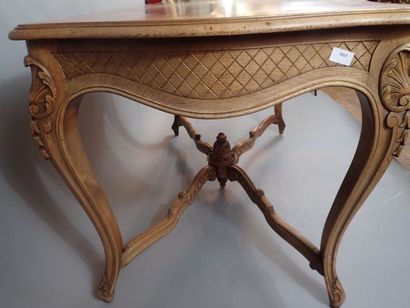 Table de milieu en bois sculpté et rehauts...