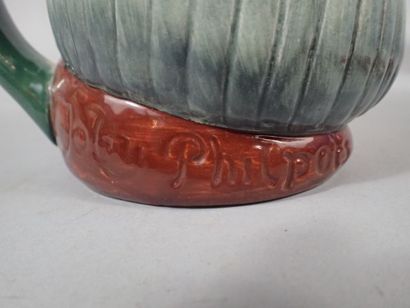 ROYAL DOULTON. Pichet anthropomorphe modèle...