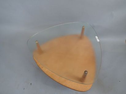 Table basse de forme triangulaire aux courbes...
