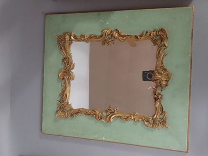 Petit miroir en bois laqué et doré travail...