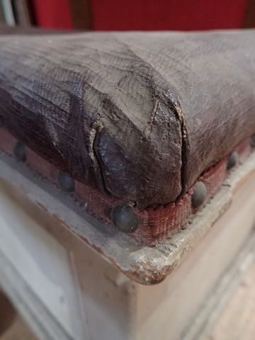 Banc coffre en bois peint et son assise en...