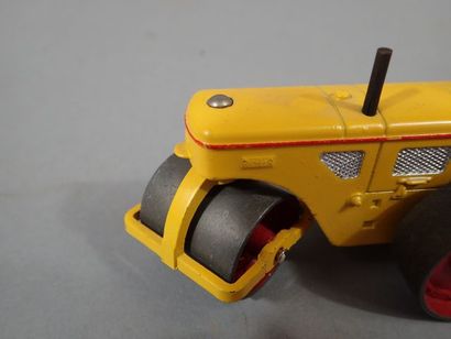 * DINKY TOYS France ref 830 90A Rouleau compresseur...
