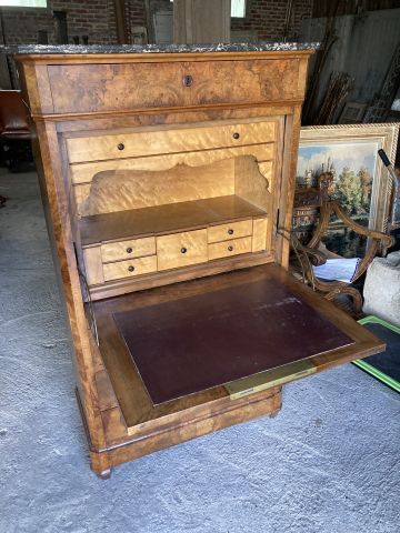 Secrétaire en placage de ronce de noyer ouvrant...