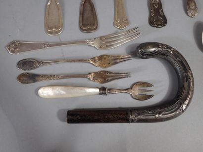 Ensemble de couverts en argent dépareillé...