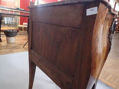 Petite commode sauteuse dite « d’entre deux...