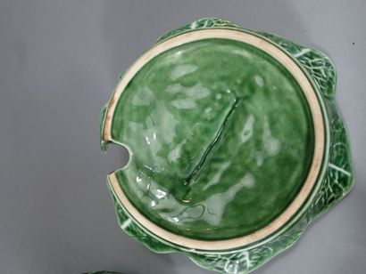 Plat en faïence avec son couvercle en trompe...