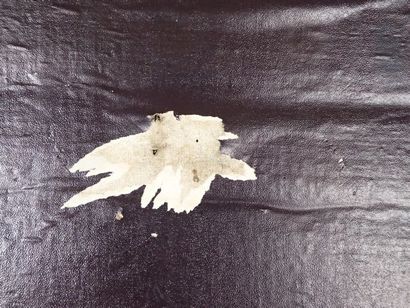 Coffre en bois recouvert d'un cuir noir avec...
