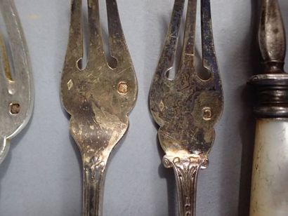 Ensemble de couverts en argent dépareillé...