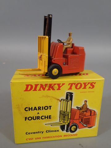 *DINKY TOYS France ref 597. Chariot à fourche...