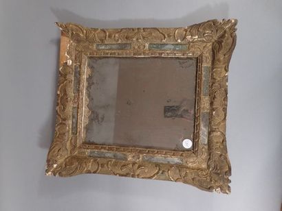 Miroir à parcloses en bois sculpté doré....