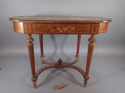 Table de milieu en noyer reposant sur quatre...