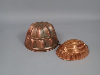 Ensemble de deux moules à gâteaux en cuivre....