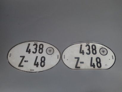 Deux plaques d'immatriculation ovales en...