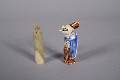 Lot comprenant : un amusant netsuké en porcelaine...