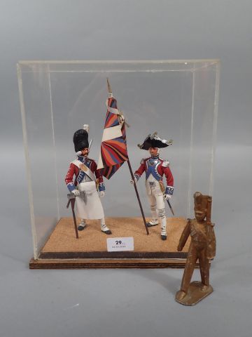 Deux figurines en bois peint à la main comportant...
