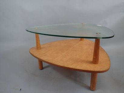 Table basse de forme triangulaire aux courbes...
