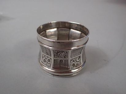 Rond de serviette en argent à pans à décor...