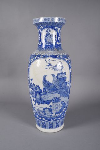 Grand vase balustre en porcelaine bleu-blanc...