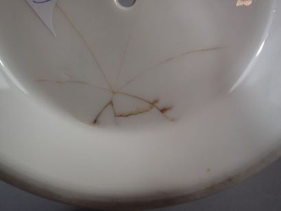 Lot comprenant: un cache-pot en porcelaine...