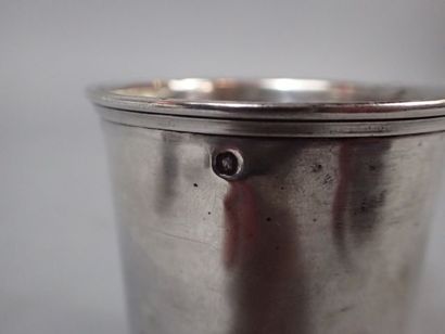 Ensemble en argent comprenant une timbale,...