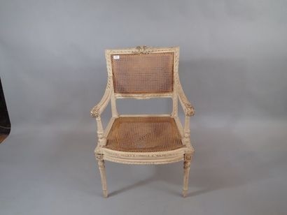 Fauteuil en bois relaqué blanc à dossier...