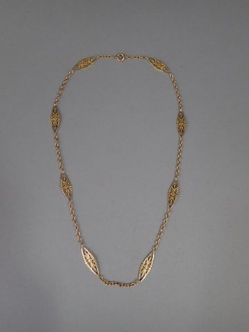 Collier en or jaune 18K à décor de mailles...