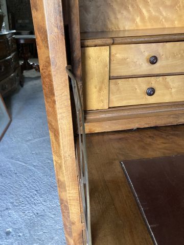 Secrétaire en placage de ronce de noyer ouvrant...