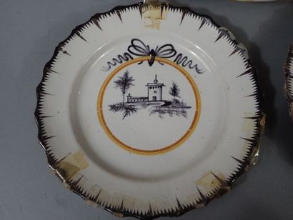 * Assiette creuse en faïence à décors de...