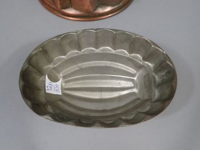 Ensemble de deux moules à gâteaux en cuivre....