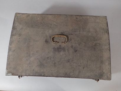 Coffre en bois recouvert d'un cuir noir avec...