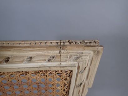 Fauteuil en bois relaqué blanc à dossier...