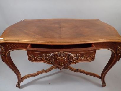 Table de milieu en bois sculpté et rehauts...