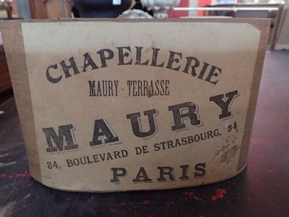 Lot de 4 chapeaux : un Chapeau claque de...