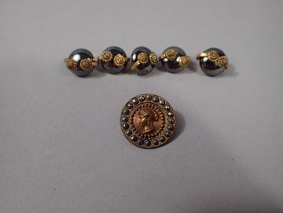 Lot de 5 boutons en métal doré et cabochons...