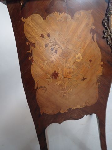 Petite commode sauteuse dite « d’entre deux...