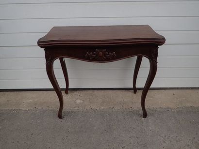 Table à jeu en noyer reposant sur quatre...