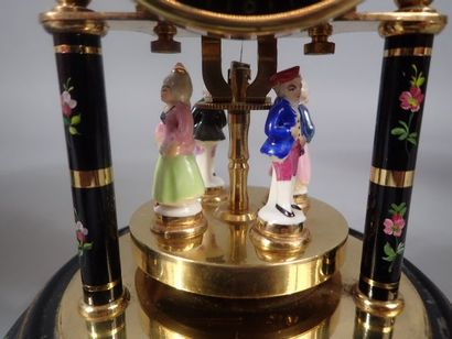Lot comprenant: un cache-pot en porcelaine...
