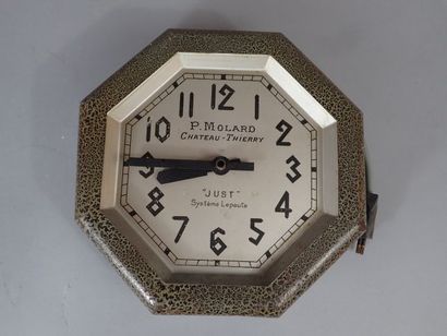 Horloge murale en tôle fabriquée par P.Molard...