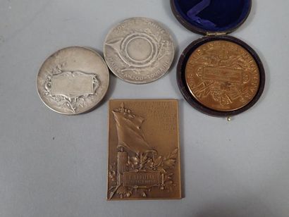 Lot comprenant deux médailles en bronze argenté,...