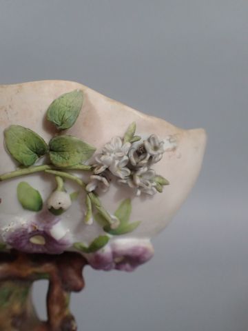 Lot comprenant: un cache-pot en porcelaine...